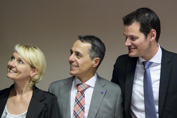 La conseillere nationale Isabelle Moret, gauche, le conseiller national Ignazio Cassis, centre, le conseiller d&#039;Etat Pierre Maudet, droite, parlent lors de la tournee des candidats nommes par les ...