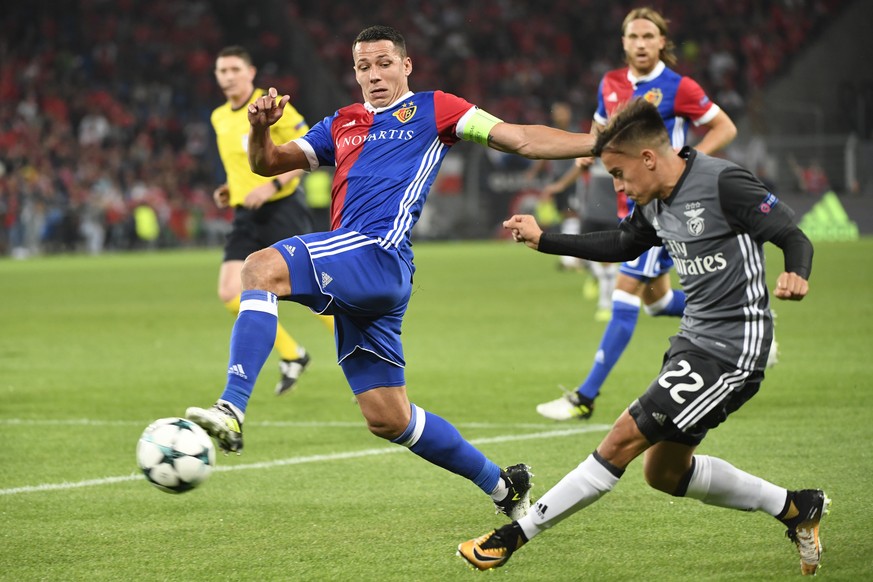 Basel&#039;s Marek Suchy, left, fights for the ball against Benfica&#039;s Franco Cervi, right, during an UEFA Champions League Group stage Group A matchday 2 soccer match between Switzerland&#039;s F ...