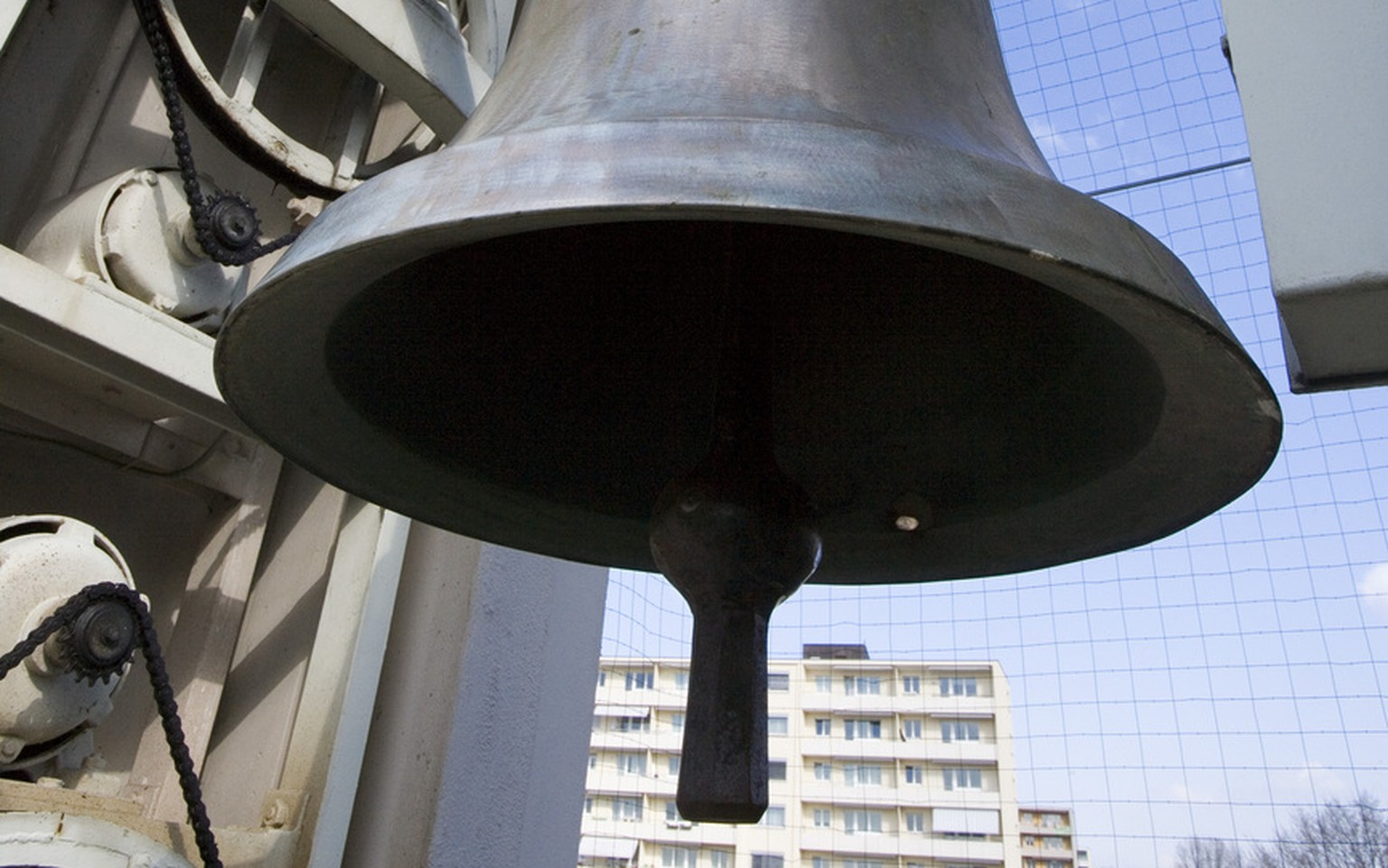 Eine Glocke des Kirchturms der Stefanskirche in Schwamendingen.