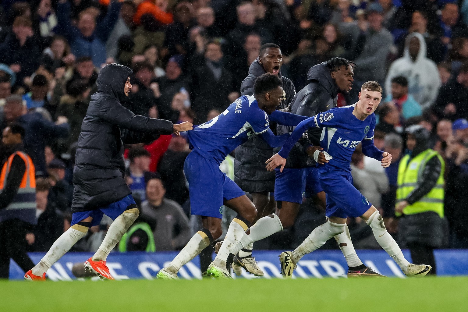 epa11259551 Cole Palmer of Chelsea (R) celebrates with teammates after scoring the 3-3 goal during the English Premier League match between Chelsea and Manchester United in London, Britain, 04 April 2 ...