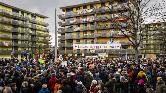 Teilnehmende waehrend einer Solidaritaetskundgebung mit den Mietenden der Sugus-Wohnbloecke nach einer Massenkuendigungen wegen Totalsanierung, am Sonntag, 8. Dezember 2024 in Zuerich. Ueber hundert M ...