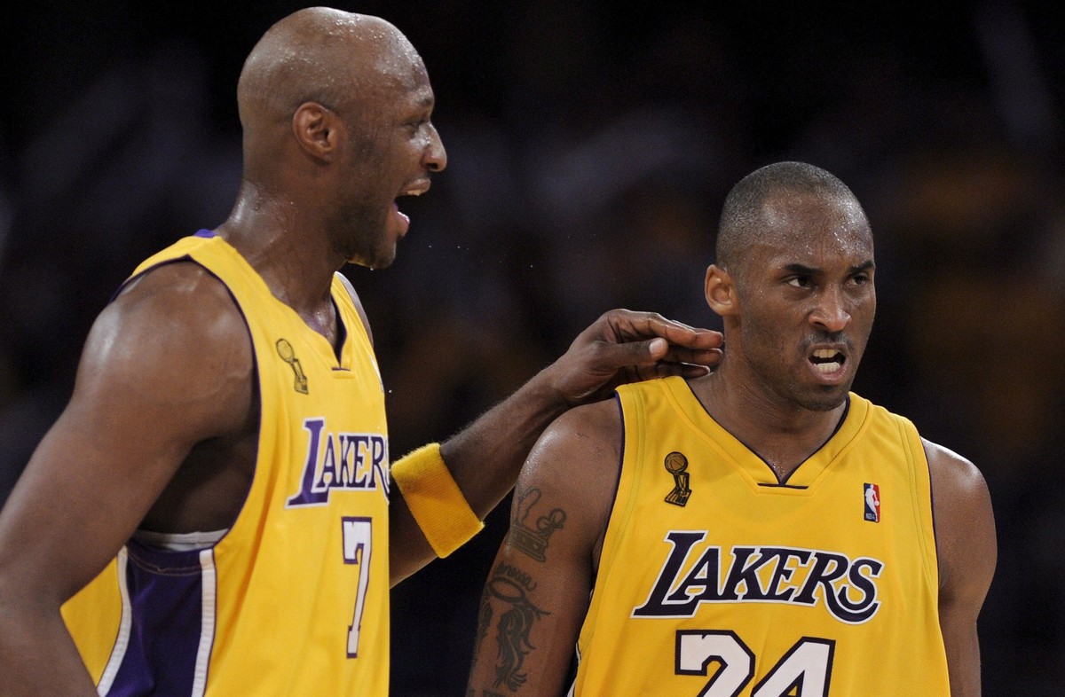 epa01751867 Los Angeles Lakers forward Lamar Odom (L) with Los Angeles Lakers guard Kobe Bryant during the third period of game one of the NBA finals at the Staples Center in Los Angeles, California,  ...