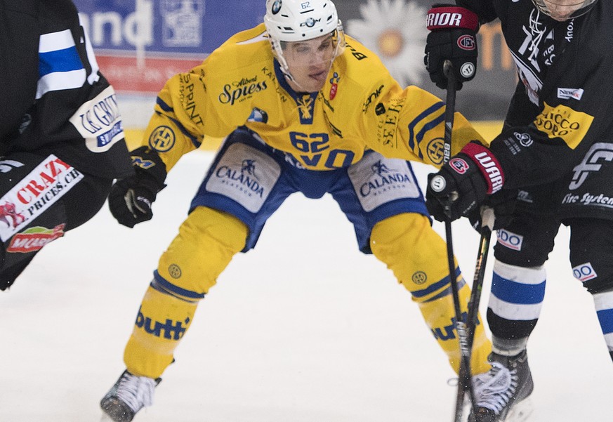 Davos Felicien Du Bois, links, und Fribourgs Killian Mottet, rechts, kaempfen um den Puck, beim Eishockey-Qualifikationsspiel der National League A zwischen dem HC Fribourg Gotteron und dem HC Davos,  ...