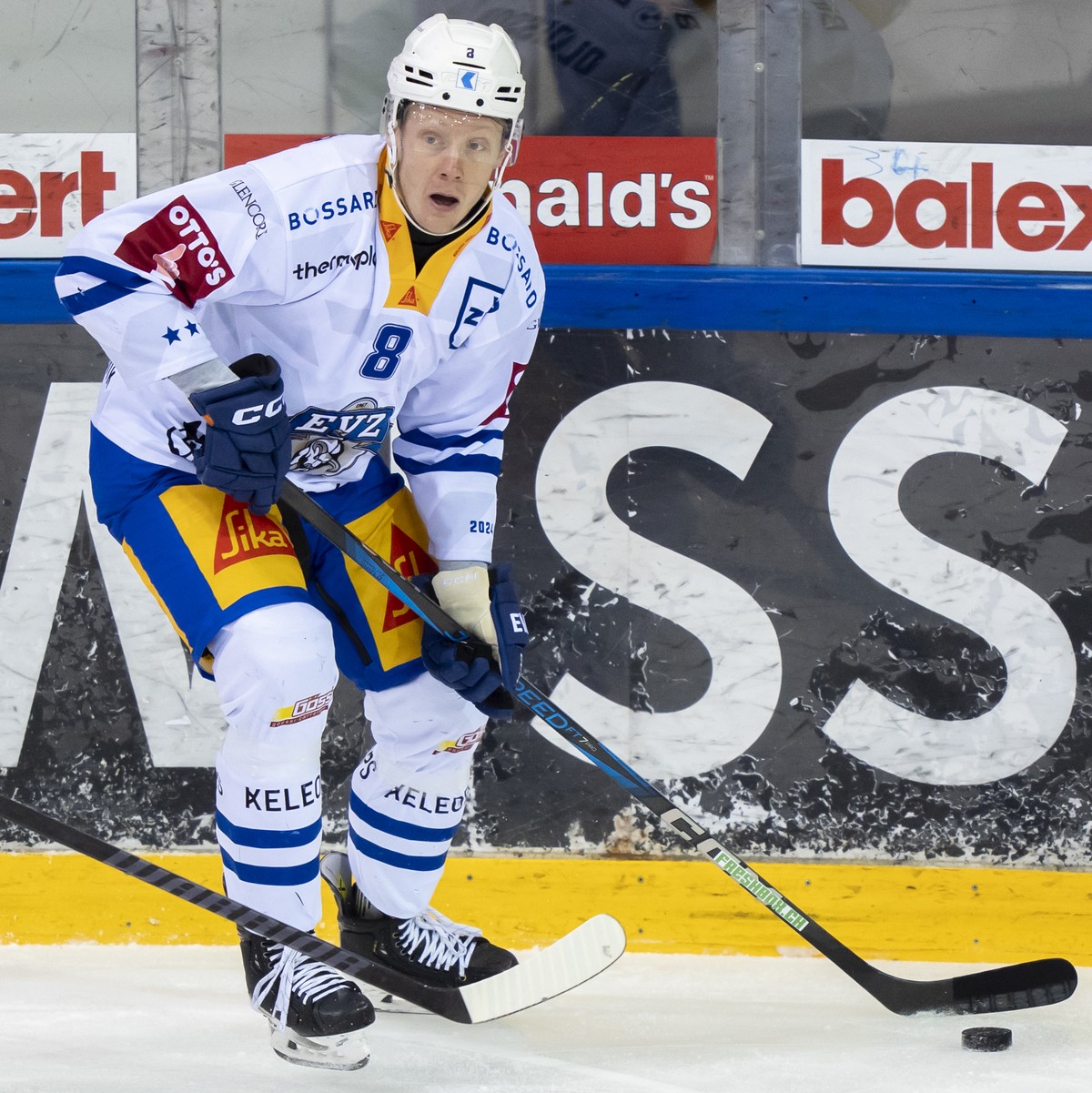 Arnaud Jacquemet (GSHC), left, vies for the puck with Fredrik Olofsson (EVZ), right, during a National League regular season game of the Swiss Championship between Geneve-Servette HC, GSHC, and EV Zug ...