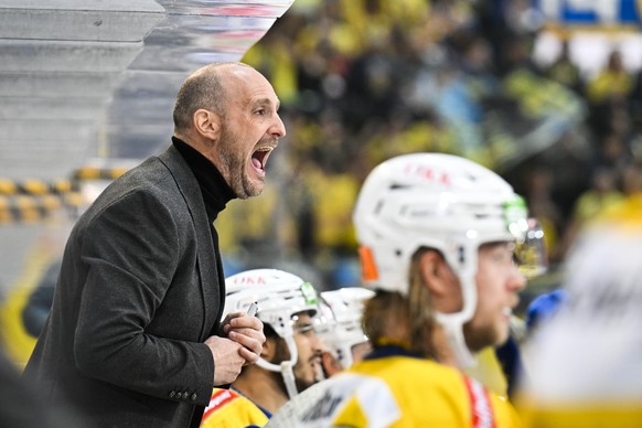 Davos&#039; Headcoach Christian Wohlwend in Spiel 5 des Playoff 1/4 Final Eishockeyspiels der National League zwischen den Rapperswil-Jona Lakers und dem HC Davos, am Samstag, 2. April 2022, in der St ...