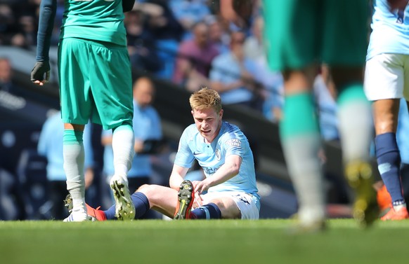 epa07517329 Manchester City&#039;s Kevin de Bruyne (C) reacts during the English Premier League soccer match between Manchester City and Tottenham Hotspur at the Etihad Stadium in Manchester, Britain, ...