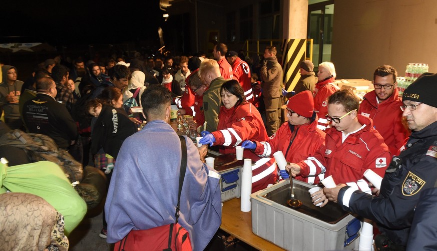 Helfer empfangen Flüchtlinge in Nickelsdorf.