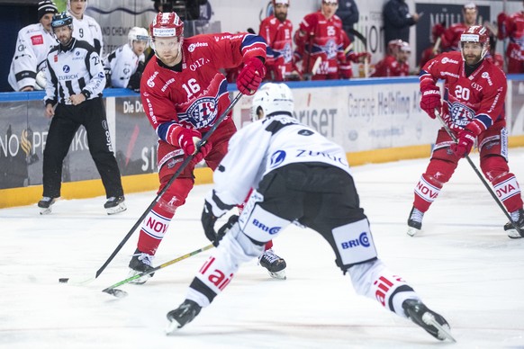 Rapperswils Martin Ness, links, im Spiel gegen Luganos Thomas Wellinger, rechts, im Eishockey Spiel der National League zwischen den Rapperswil Jona Lakers und dem HC Lugano am Montag, 28. Dezember 20 ...