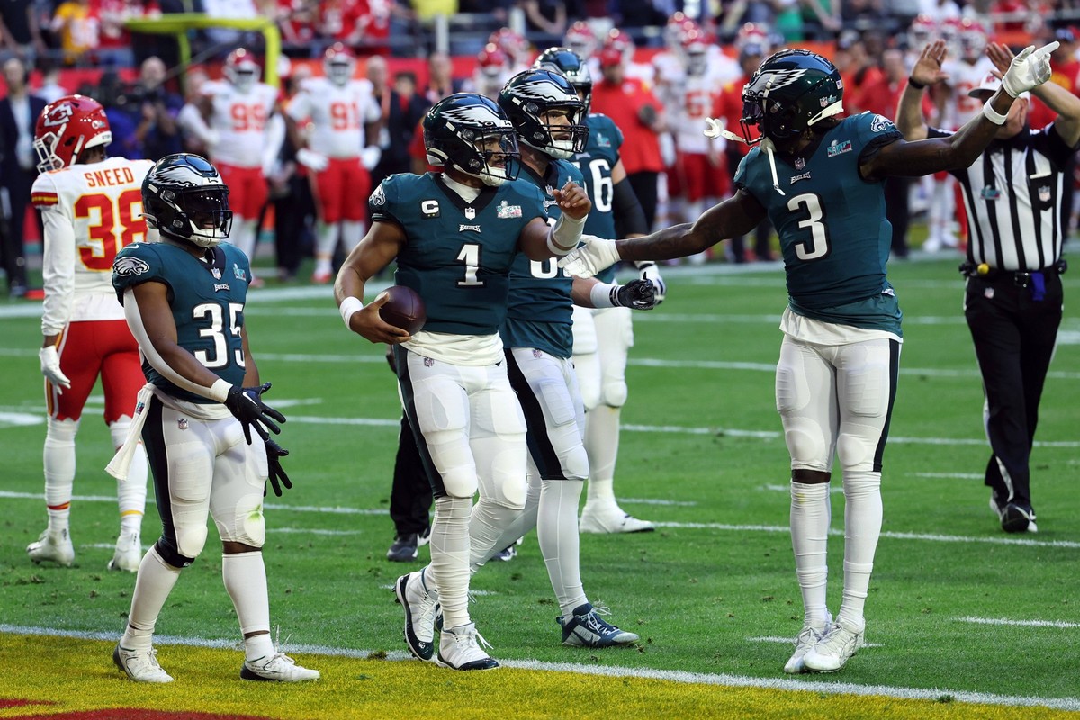 NFL, American Football Herren, USA Super Bowl LVII-Kansas City Chiefs vs Philadelphia Eagles Feb 12, 2023 Glendale, Arizona, US Philadelphia Eagles quarterback Jalen Hurts 1 celebrates with running ba ...