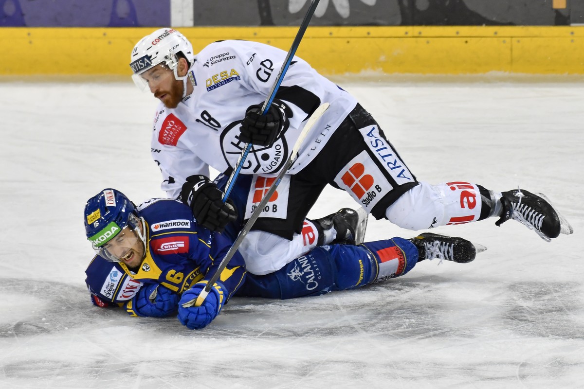 Lugano's Riccardo Werder, oben, drueckt den Davoser Lorenz Kienzle zu Boden, waehrend dem Eishockey-Qualifikationsspiel der National League zwischen dem HC Davos und dem HC Lugano, am Samstag, 27 ...