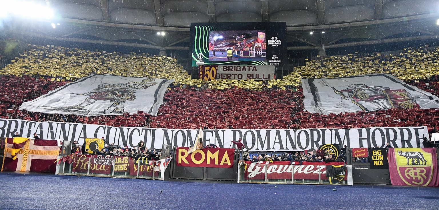 Die Choreo der Roma-Fans.