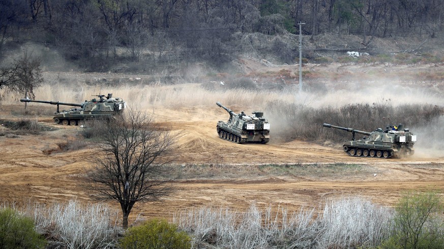 epa06641341 South Korea K-9 self propelled artillery units participate in a South Korea/USA joint military exercise, titled &#039;Foal Eagle&#039;, near Paju, Gyeonggi-do, South Korea, 02 April 2018.  ...