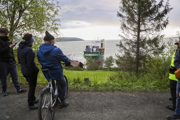 Konteinerskip grunnstotte i Trondheimsfjorden Trondheim 20250522. Det er publikum til stede etter at et 135 meter langt konteinerskip gikk natt til torsdag pa grunn i Trondheimsfjorden utenfor Byneset ...