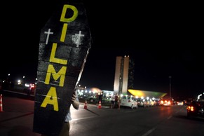 Demonstrant in Brasilia trägt Dilma Roussef zu Grabe.