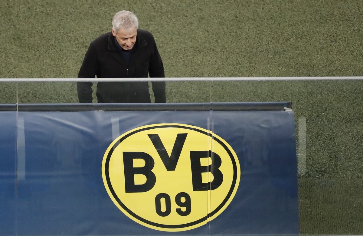 epa08870955 Borussia Dortmund's head coach Lucien Favre in action during the UEFA Champions League group F soccer match between Zenit St. Petersburg and Borussia Dortmund in St. Petersburg, Russi ...