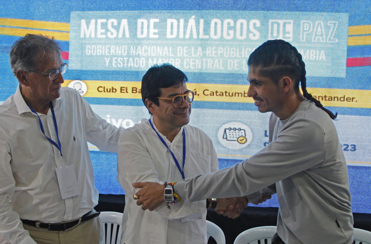 epa10922656 (L-R) Camilo Gonzalez, coordinator delegated by the Colombian Government; Danilo Rueda, High Commissioner for Peace of Colombia; and Andrey Avendano, spokesperson for the FARC Central Gene ...