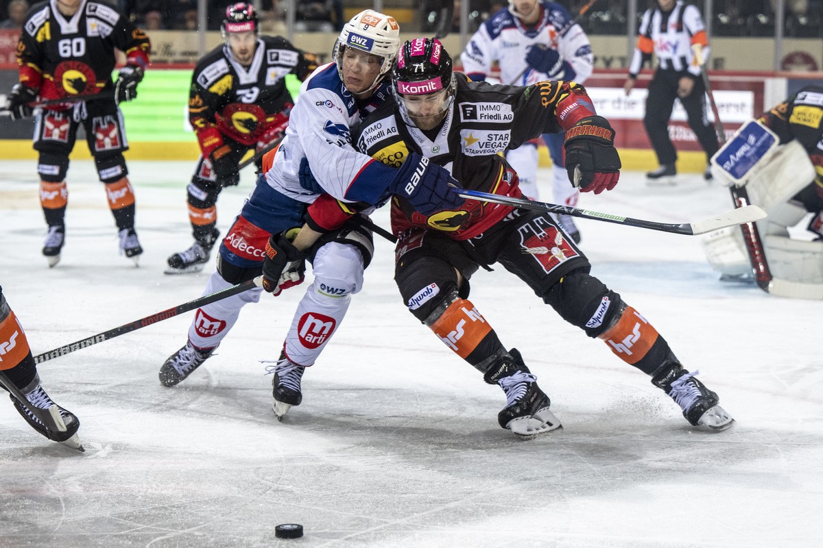 Berns Claude-Curdin Paschoud, rechts, im Duell mit Zuerichs Vinzenz Rohrer im Eishockey Spiel der National League zwischen dem SC Bern und den ZSC Lions, am Dienstag 26. September 2023, in der PostFin ...