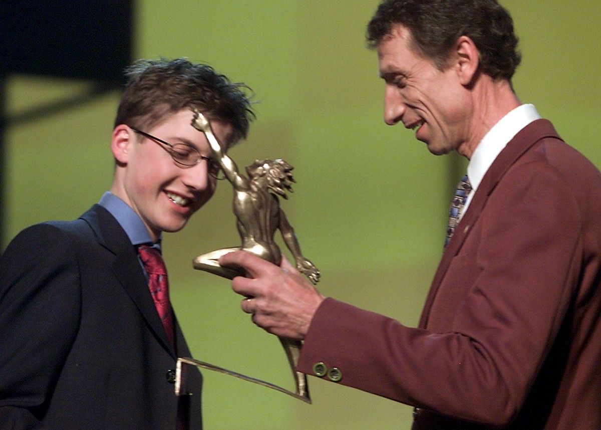 Im Rahmen der Sports Awards 2002 wurde Simon Ammann, links, von Ex-Skispringerlegende Walter Steiner, rechts, am Samstag, 14. Dezember2002, in Bern die Trophaee des Sportlers des Jahres 2002 uebergebe ...
