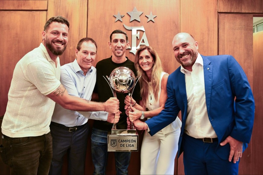 Estuvieron presentes y recibieron el trofeo: el presidente Gonzalo Belloso, la vicepresidenta Carolina Cristinziano, el DT Ariel Holan y los futbolistas Ángel Di María y Jorge Broun.