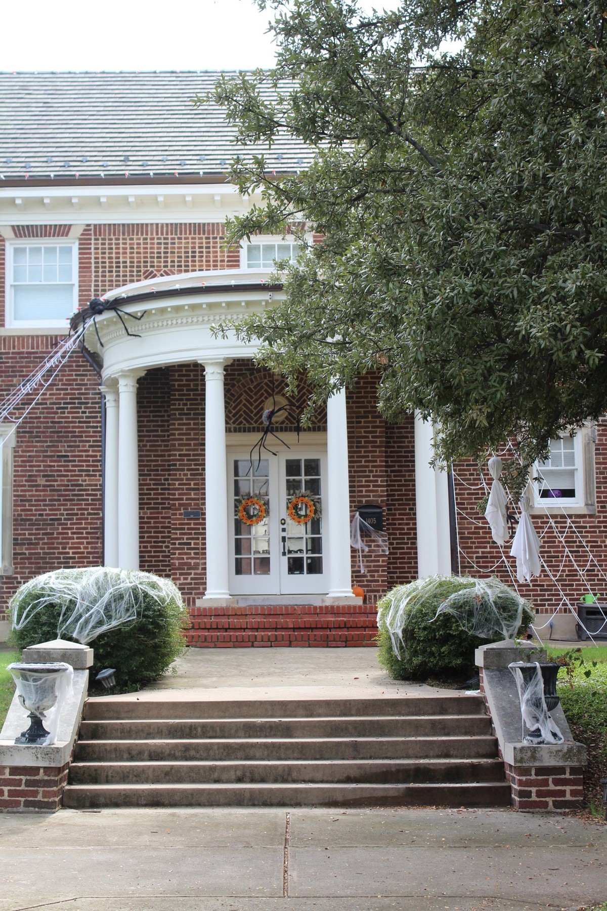 De l’Etat de Washington au Texas, découvrez 31 photos de maisons américaines décorées pour Halloween, entre squelettes géants et monstres gonflables.