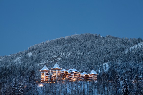 Blick aufs verschneite Alpina-Hotel in Gstaad.
