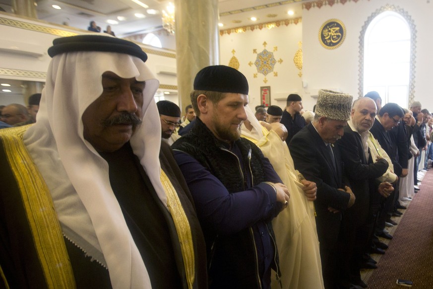 Der tschetschenische Präsident&nbsp;Ramzan Kadyrow betet in der neuen Moschee