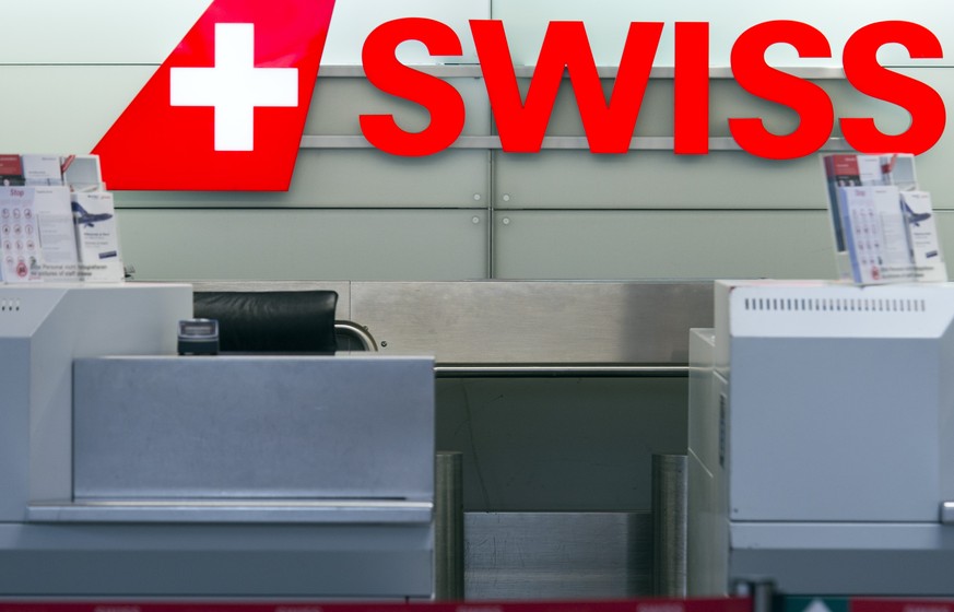 ARCHIVBILD ZU DEN UMSATZZAHLEN BEI SWISS --- Das Logo der Fluggesellschaft Swiss International Arilines hinter einem Schalter, aufgenommen am, 27. April 2017, am Flughafen Zuerich in Kloten. (KEYSTONE ...