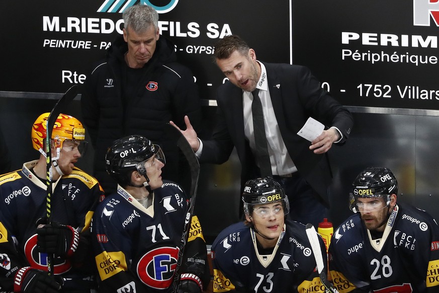 Fribourgs Cheftrainer und Sportchef Christian Dube gibt seinen Spielern Daniel Brodin (Topscorer), Killian Mottet, Sandro Schmid und Tristan Vauclair, von links, Anweisungen, im Eishockey Meisterschaf ...