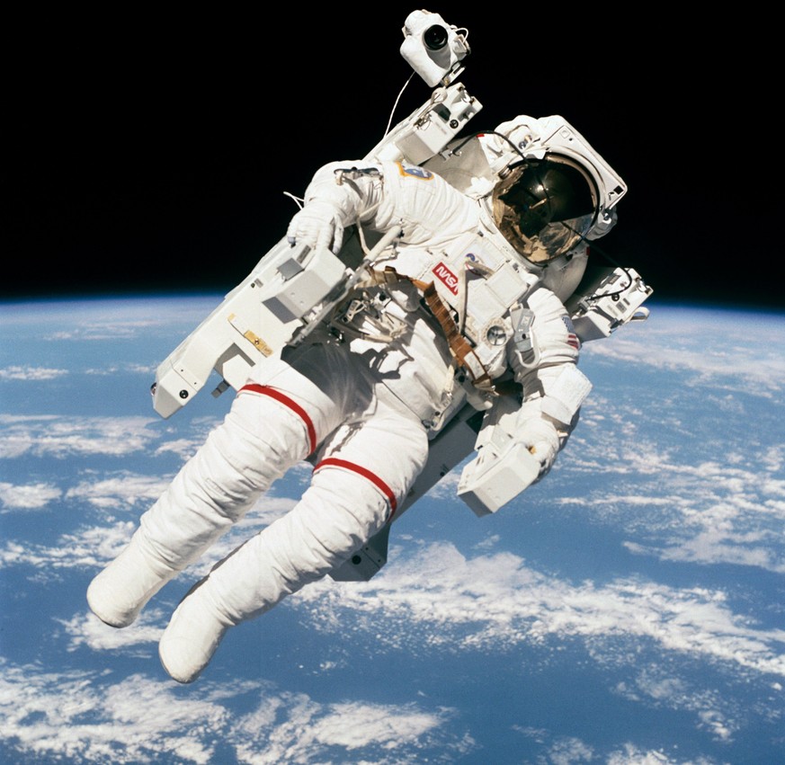 epa06404443 A handout photo made available by NASA on 23 December 2017 shows US astronaut Bruce McCandless II, STS-41B mission specialist, using his hands to control his movement above the Earth, just ...