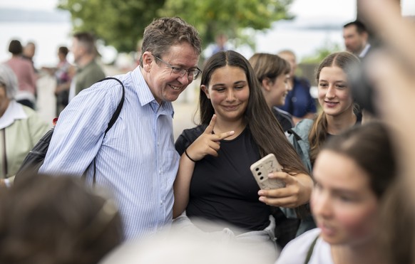Bundesrat Albert Roesti macht ein Foto mit einem Maedchen an einem Apero mit der Bevoelkerung im Rahmen der Bundesratsreise, am Donnerstag, 26. Juni 2025, auf dem Schloss in Rapperswil-Jona. (KEYSTONE ...