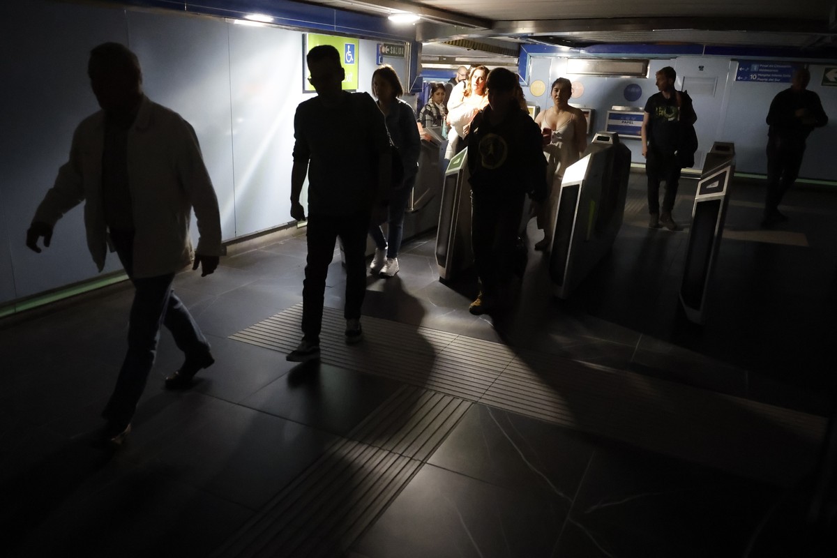 epa12060362 Commuters leave a subway station after a blackout hit Spain and Portugal in Madrid, Spain, 28 April 2025. A massive blackout has hit large parts of Spain and spread to neighbouring Portuga ...