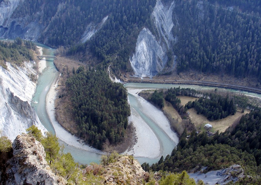 Blick von der Aussichtsplattform in Conn bei Flims (GR) auf die Rheinschlucht am Freitag, 30. Maerz 2007. (KEYSTONE/Walter Bieri)