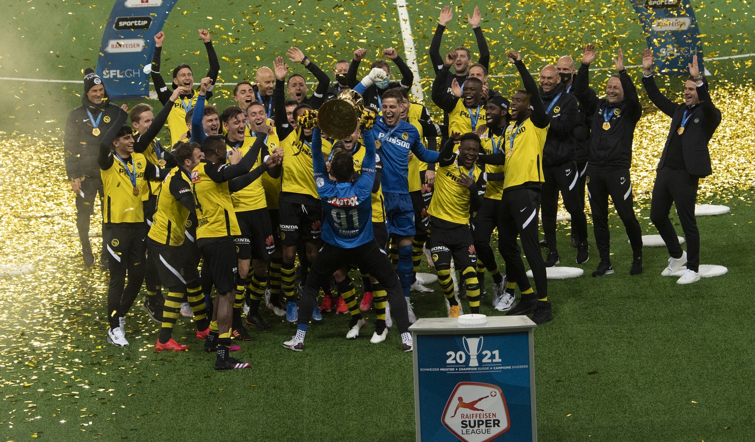 YB feiert den Meistertitel mit dem Pokal nach dem Fussball Meisterschaftsspiel der Super League zwischen den Berner Young Boys und dem FC Luzern, am Samstag, 15. Mai 2021, im Stadion Wankdorf in Bern. ...
