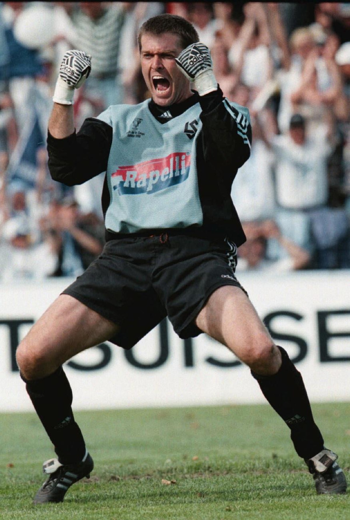 Der Lausanner Goalie Martin Brunner jubelt, nachdem er im Elfmeterschiessen des Cupfinals gegen St. Gallen vom Pfingstmontag, 1. Juni 1998, in Bern zwei Penaltys gehalten hat. Lausanne gewann das Pena ...