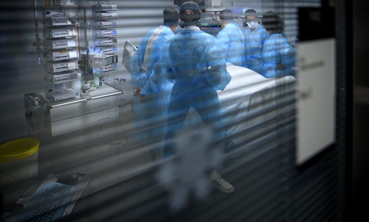 Medical workers treat a patient with COVID-19 in the intensive care unit (ICU) at the University Hospital (CHUV) during the fifth wave of the coronavirus disease (COVID-19) pandemic, in Lausanne, Swit ...
