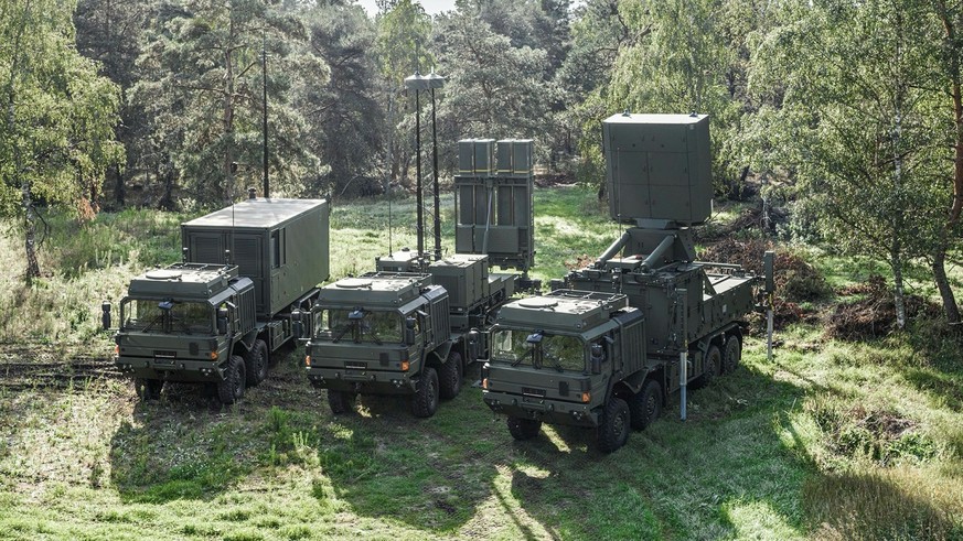 Das Flugabwehrsystem Iris-T SLM besteht aus drei Fahrzeugen: dem Gefechtsstand, dem Startgerät der Lenkflugkörper und dem Radar (von links).