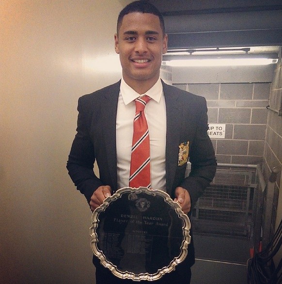 Saidy Janko posiert als «Reserve Team Player of the Year» mit seiner Trophäe.&nbsp;