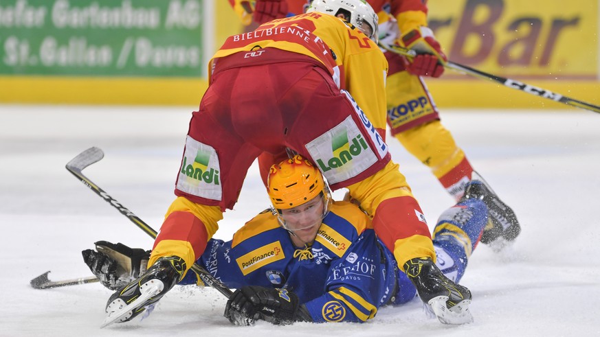 Der Bieler und ex Davoser Beat Forster bodigt den Davoser Enzo Corvi, im zweiten Eishockey Playoff-Viertelfinalspiel der National League zwischen dem HC Davos und dem EHC Biel, am Dienstag, 13. Maerz  ...