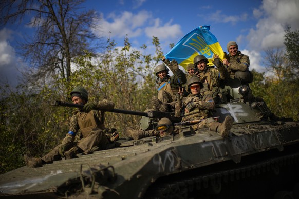 Ukrainische Soldaten auf dem Weg in die Stadt Lyman in der Region Donezk.