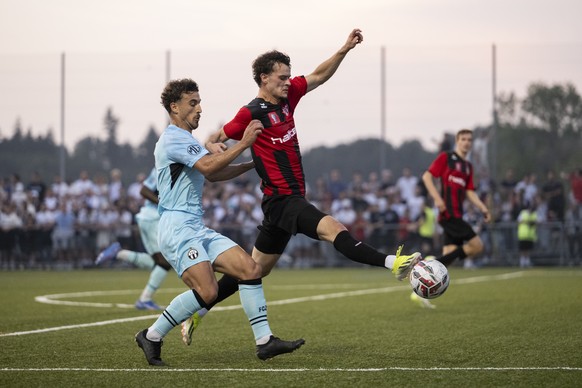 Lindrit Kamberi (FCZ), links, kaempft um den Ball mit David Brunner (FCW-B), rechts, in der ersten Runde im Schweizer Cup Fussballspiel zwischen dem FC Wettswil-Bonstetten und dem FC Zuerich, am Freit ...