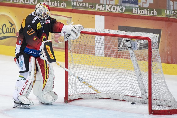 Berns Goalie Niklas Schlegel holt die Scheibe aus dem Tor im Eishockey Meisterschaftsspiel der National League zwischen dem SC Bern und dem HC Lugano, am Freitag, 18. Oktober 2019, in der PostFinance  ...