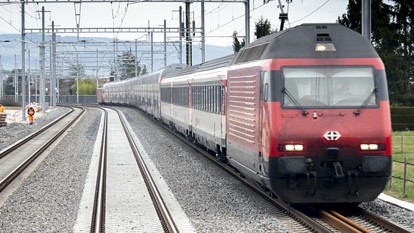 Bis 2025 wollen die SBB ausschliesslich mit erneuerbarer Energie unterwegs sein. (Archivbild)