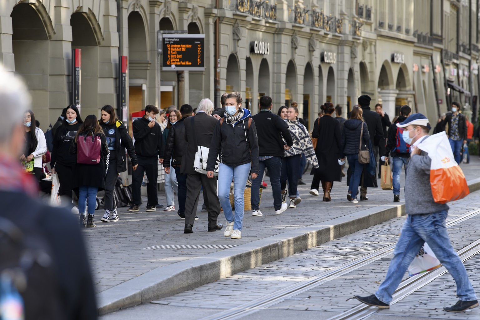 Personen mit und ohne Schutzmasken bei der Spitalgasse waehrend der Corona-Krise, am Samstag, 24. Oktober 2020, in Bern. Der Regierungsrat hat am Freitag eine Reihe von Verboten beschlossen, die ab Mi ...