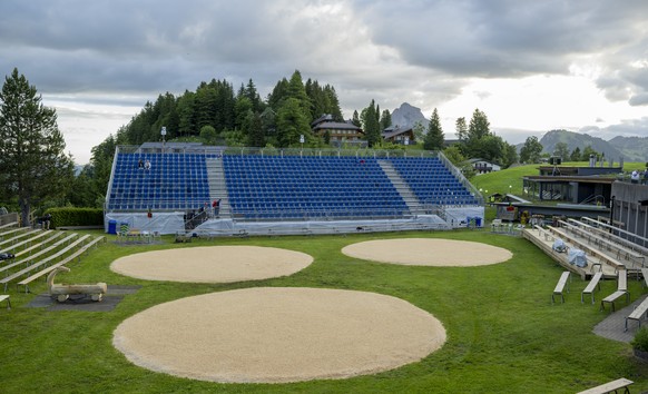 Die Schwingerarena ist bereit, um 6.00 Uhr vor dem 1. Gang beim traditionellen Schwingfest auf dem Stoos vom Sonntag, 14. Juni 2026. (KEYSTONE/Urs Flueeler)