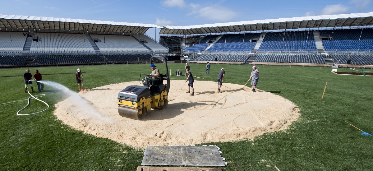 Des ouvriers apportent la sciure au milieu de l'arene sur le site de la Fete federale de lutte et des jeux alpestres (Eidgenoessisches Schwing- und Aelplerfest), Estavayer 2016, ce vendredi 19 ao ...