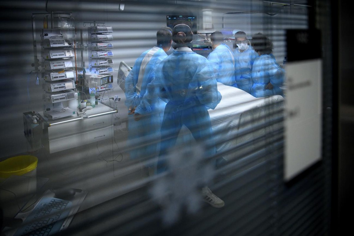 Medical workers treat a patient with COVID-19 in the intensive care unit (ICU) at the University Hospital (CHUV) during the fifth wave of the coronavirus disease (COVID-19) pandemic, in Lausanne, Swit ...