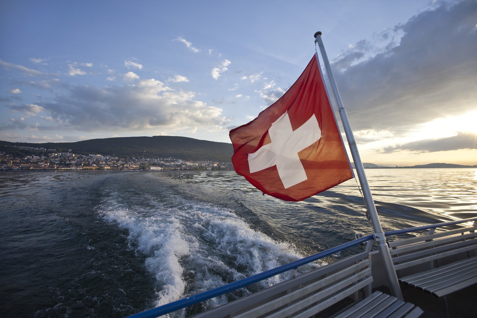 The city of Neuchatel, Switzerland, pictured from the bow of a ship on Lake Neuchatel on May 25, 2010. (KEYSTONE/Gaetan Bally)

Die Stadt Neuchatel von Bug eines Schiffes auf dem Neuenburgersee aus ge ...