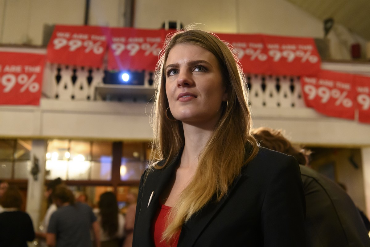 Ronja Jansen, Praesidentin der JUSO Schweiz, reagiert nach den Hochrechnungen der Abstimmungen, beim Ja-Komitee die Hochrechnungen der Abstimmung zur Volksinitiative