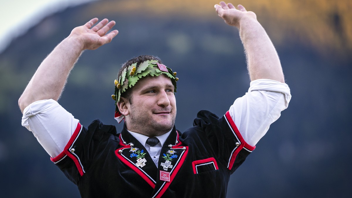 Armon Orlik jubelt nachdem er den Titel Schwingerkoenig erben konnte, am Eidgenoessischen Schwing- und Aelplerfest 2025 Glarnerland (ESAF), am Sonntag, 31. August 2025, in Mollis. (KEYSTONE/Michael Bu ...