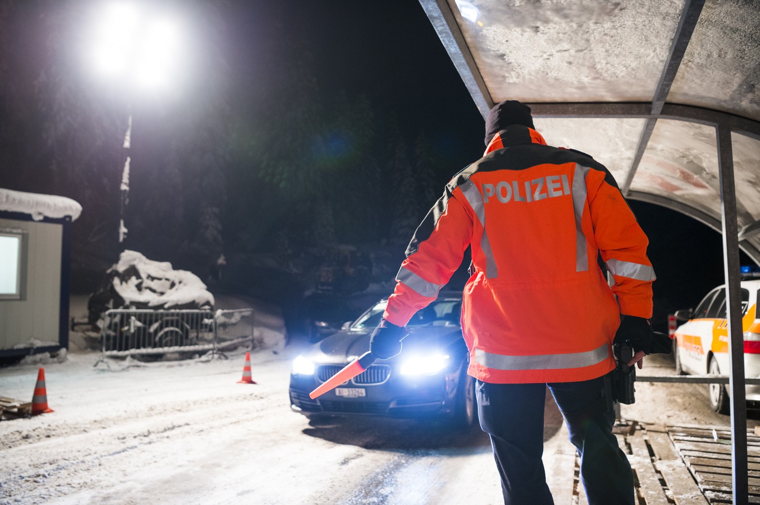 Police on guard at a security check point, pictured prior to the World Economic Forum WEF, on Monday, January 18, 2016, in Davos. The WEF takes places from January 20 to 23. (KEYSTONE/Gian Ehrenzeller ...